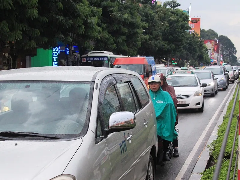 Tuyến đường Cộng Hòa ùn ứ theo cả hai chiều cuối ngày 1-8